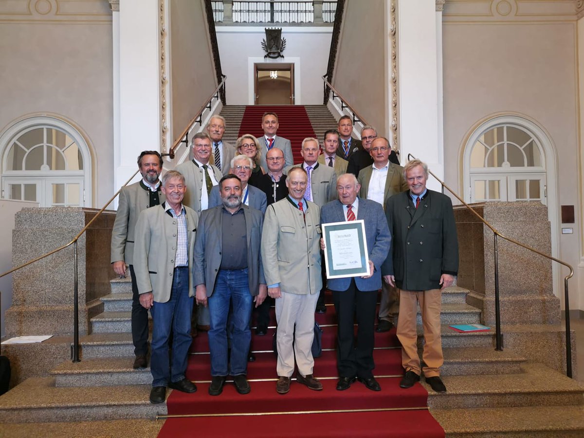 BayerischerJagdverband (@jagdverbandbjv) on Twitter photo Kuratoriumssitzung der Wildland-Stiftung Bayern im Bayerischen Landtag.
Ministerpräsident a. D. Dr. Günther Beckstein wird zum Ehrenvorsitzenden ernannt u. Prinz Wolfgang von Bayern übernimmt den Vorsitz des Kuratoriums der Wildland-Stiftung. Kuratoriumssitzung der Wildland-Stiftung Bayern im Bayerischen Landtag.
Ministerpräsident a. D. Dr. Günther Beckstein wird zum Ehrenvorsitzenden ernannt u. Prinz Wolfgang von Bayern übernimmt den Vorsitz des Kuratoriums der Wildland-Stiftung.