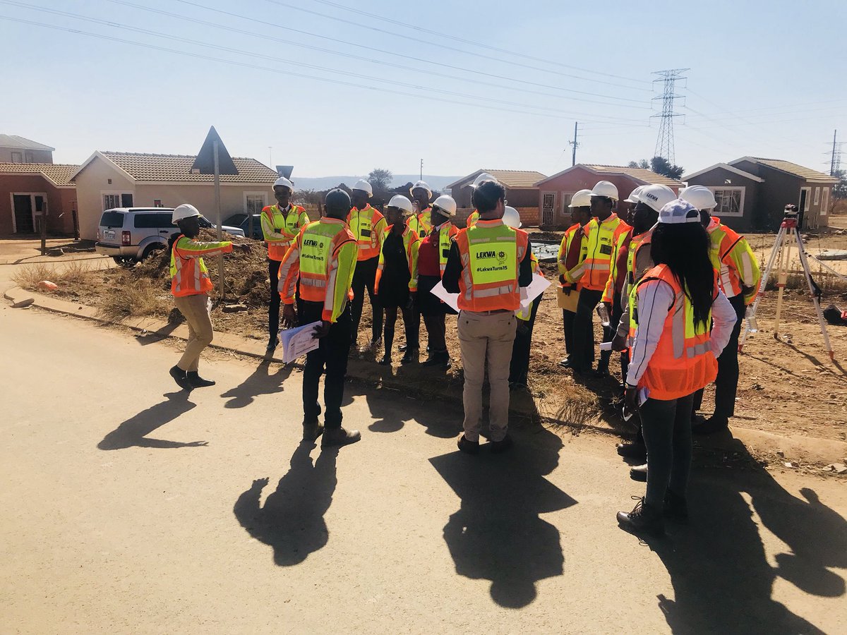 lekwaconsulting's tweet photo. Today #TeamLekwa is hosting the students of Phumulani Secondary School, from Katlehong to teach them about Civil Engineering and the Built Environment. #GroomingOurFutureEngineers #TeamLekwaCares #Agility #Excellence #Experience @CESA_YPs @saice_civil https://t.co/HIx3t6nsv3
