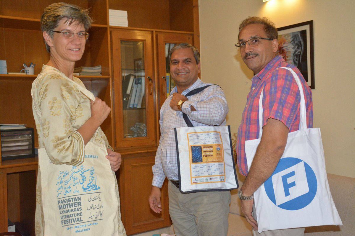 FNFPakistan's tweet photo. @aminattock @dcislamabad "People who come to our events and take our bags are actually happy to use cloth bags of good quality" @niaznadeem with @BirgitLamm and @AnwarMuhammad0. Have you find a good alternative to plastic shopping bags yet? We have!
#CleanGreenPakistan #MLLF2019 @FNFreiheit https://t.co/TijBGM4z4t