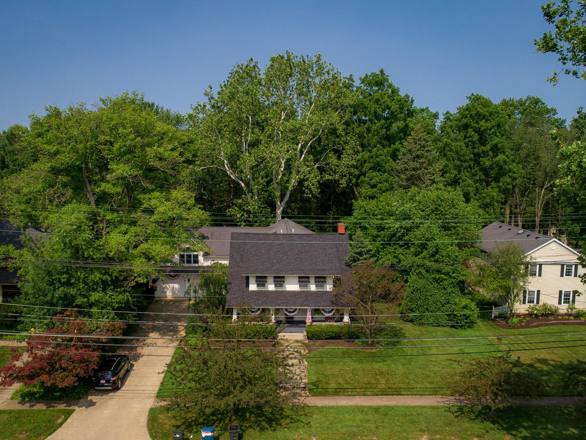 WayUpAerial's tweet image. 🚨NEW LISTING🚨 362 Bradley Rd in Bay Village OH. “4Bed/3.5Bath, extra wide and deep lot...” For more information contact Katy Sutherland of @kimcranehomes or visit Kimcranehomes.com #wayupaerialimages #kimcranegroup #forsale Aerial Video CLICK HERE:
dropbox.com/s/hzgb66frp070…