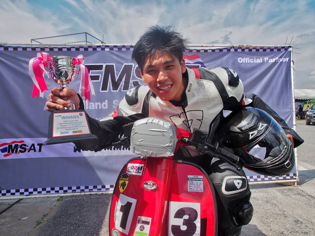 ScomadiThailand's tweet photo. 🇹🇭🇬🇧 #R2M Unleash the Beast 2019 Episode 1 (Scooter 200 Class) 🎉 The winner is Scomadi TT200i 🛵💨🏁🎉😁 #scomadi #scomadithailand #scooter #UKscooter #UKborn #amodernclassic #theclassicspiritliveson #TT200i #TT200 #motorcycle #classicbike #bike #เสือดำ #สโกมาดิ #Racing https://t.co/VEgXI3TTXr