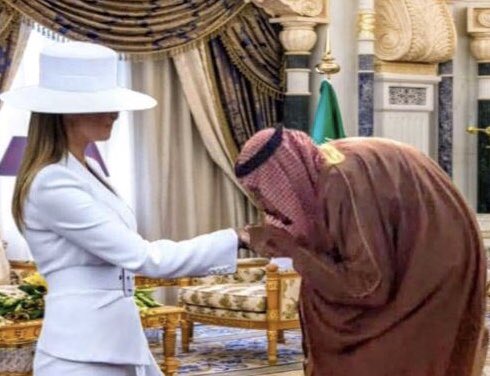 أررررركع ياكلب المهلكه لسيدتك أيفانكا 
وأسجن فهدة أم الداشر لعيونها 🤣🤣 #ذوي_ضحايا_نيوزيلندا_ضيوف_الملك