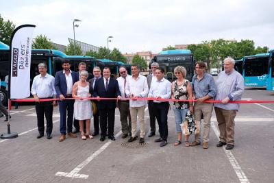 TMB_Barcelona's tweet photo. L’àrea de Besiers, al sud de França, estrena 33 autobusos de gas natural @Agglo_Beziers #beemob. La xarxa de transport de la ciutat occitana fa el primer pas de la transició cap a energies netes de la mà dels nous operadors, @vectalia i TMB. https://t.co/c9a3WtFXsq https://t.co/ZNTyGrTAO0