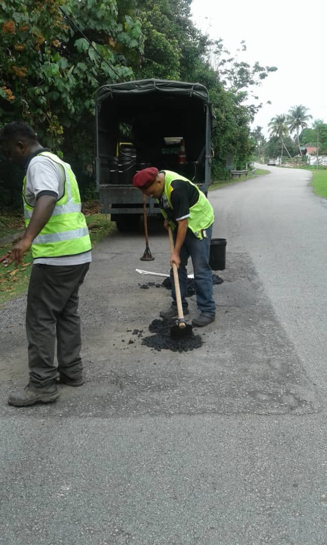 Kerja-kerja menampal pothole di Jalan Kg Bemban
<a href="/JKRNS/">JKR Negeri Sembilan</a> <a href="/JKRMalaysia/">JKR Malaysia</a>