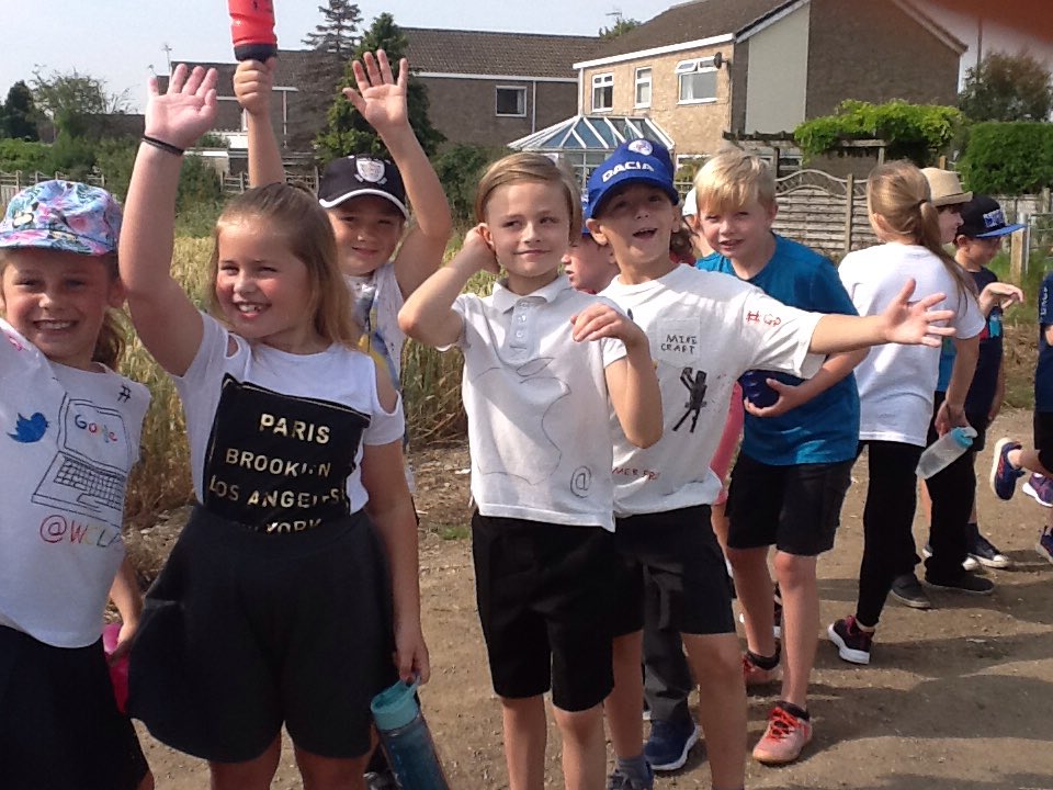 wclpsyear3's tweet image. What a kind, thoughtful and generous bunch of children we ! Super walk and great perseverance. #Kirimaschool #newcomputers #Sponsoredwalk