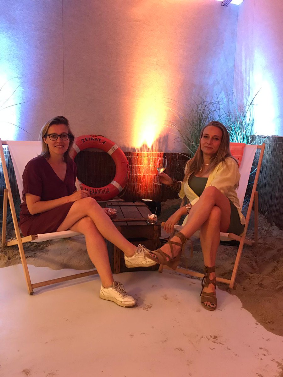 Met vriendin &amp; voortreffelijk voorlezer @barbaratiggeler maakte ik het audioverhaal ‘Bruiloft op het strand’. Te beluisteren bij @storytel_nl