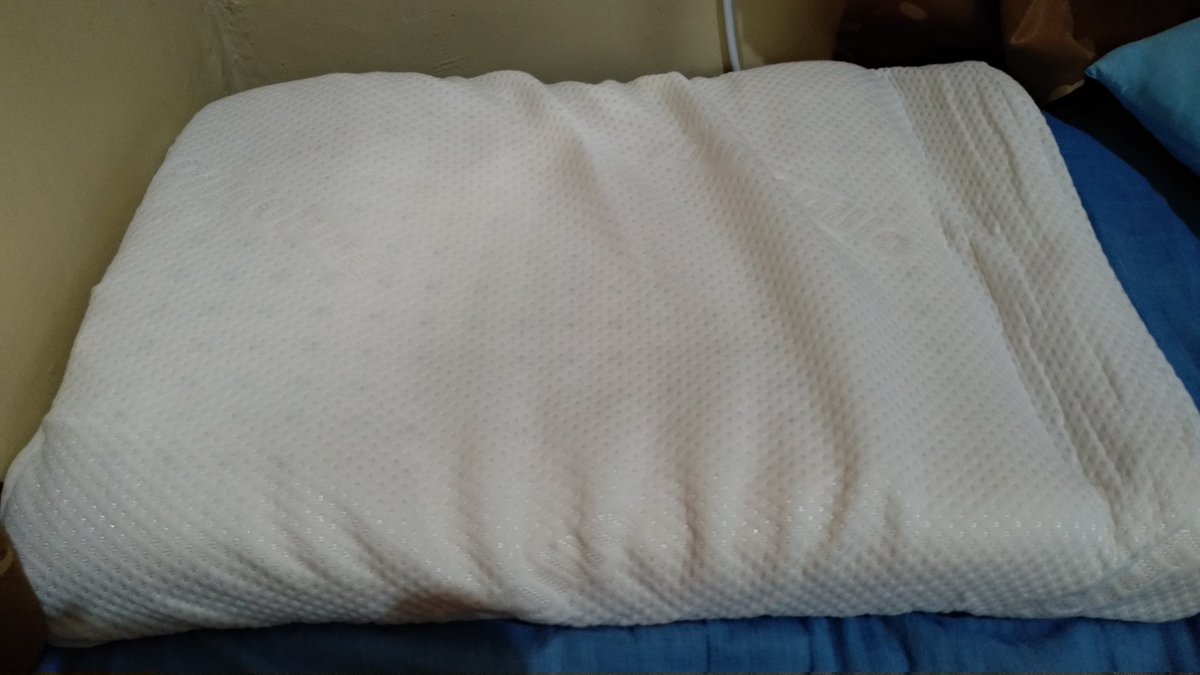 _MRizal_'s tweet photo. @Dunlopillo_ID Bantal airflow ergo latex pillow yang saya beli tidak mau mengembang dan terdapat cacat di bagian ujung. sudah sempat tukar tetapi masih dapat produk yang sama cacatnya. apakah untuk bantal airflow ergo latex kualitasnya seperti ini? https://t.co/YUb8vOnZbv