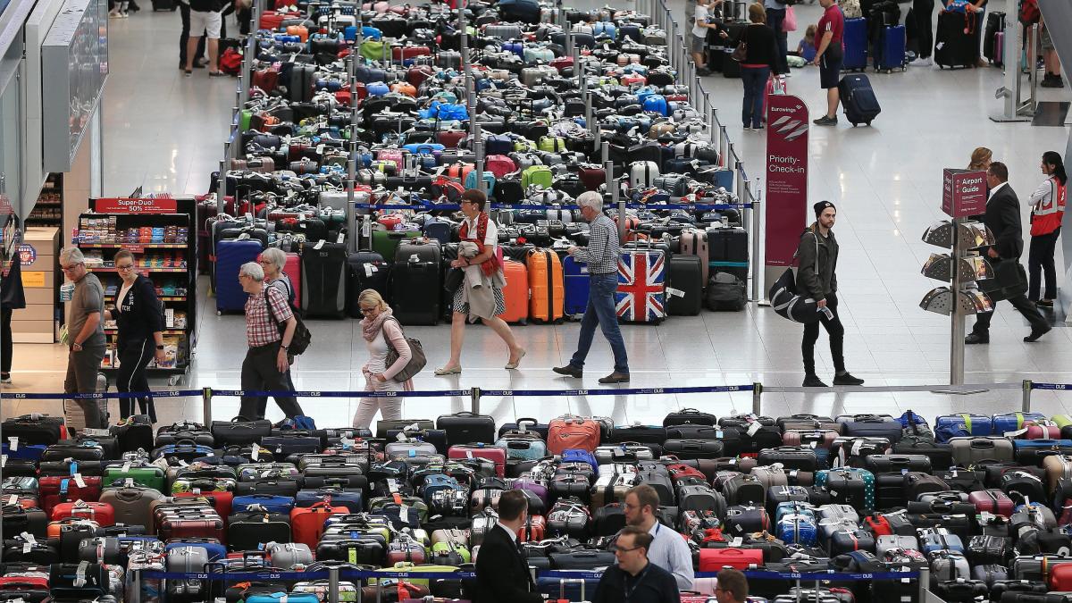 Chaos: Am Flughafen Düsseldorf stapeln sich Tausende Koffer to.welt.de/YBRBbYt