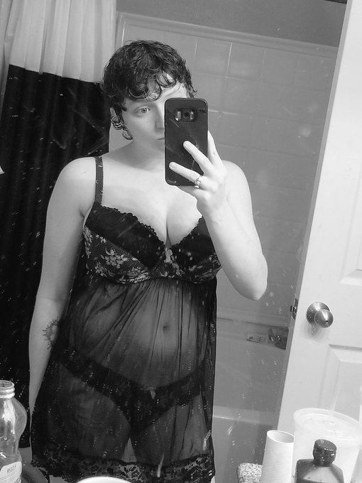 Should daddy and I use this in the next video? #dirtymirrordontcare Show us some love 😜 https://t.co<a href="/tag/dirtymirrordontcare"class="tags"><span>#dirtymirrordontcare</span></a>