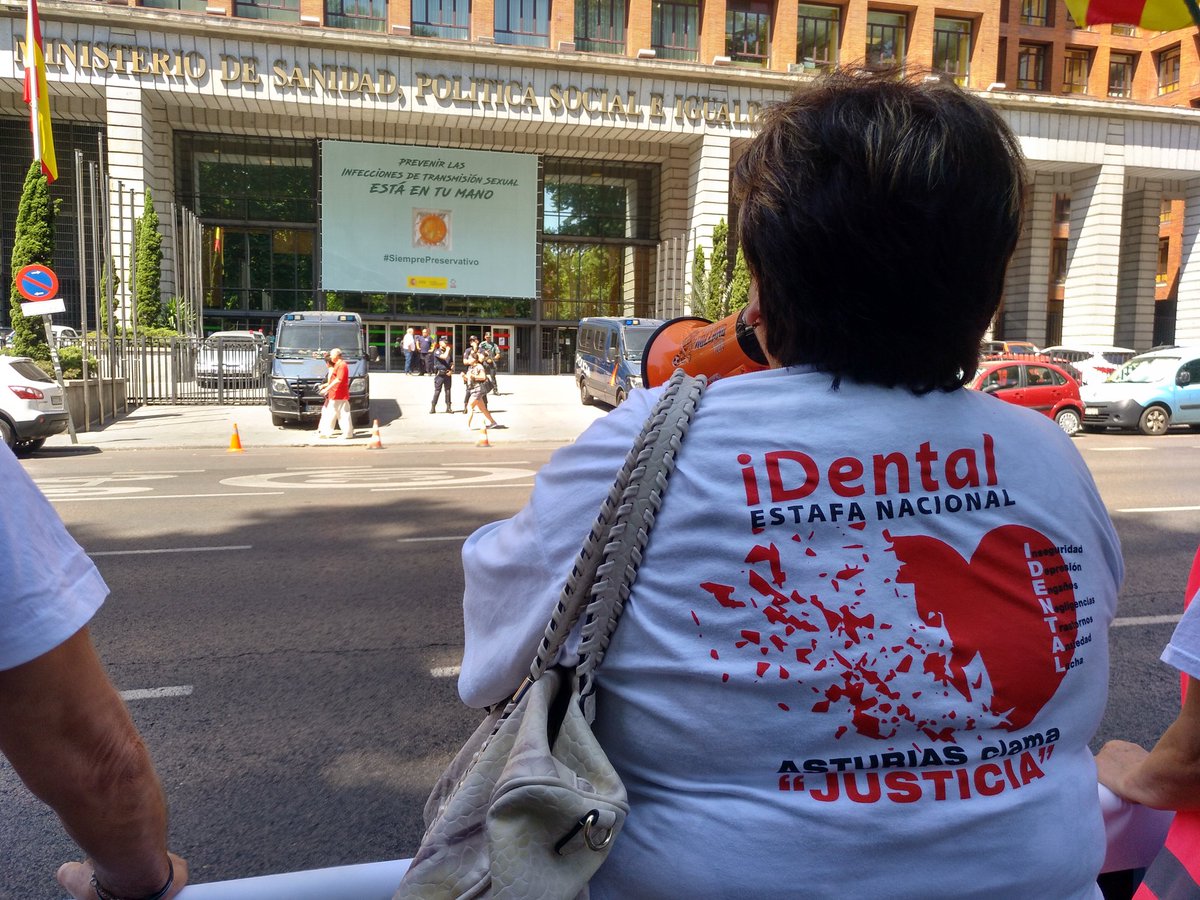 elpce's tweet image. Nuestro secretario general @ensanro y otras diputadas de #UnidasPodemos han acudido a apoyar a las 400 mil personas afectadas por la estafa de #iDental.

El Gobierno debe solucionar el problema creado por estos piratas-empresarios más allá de la vía penal. #IDentalEstafaNacional