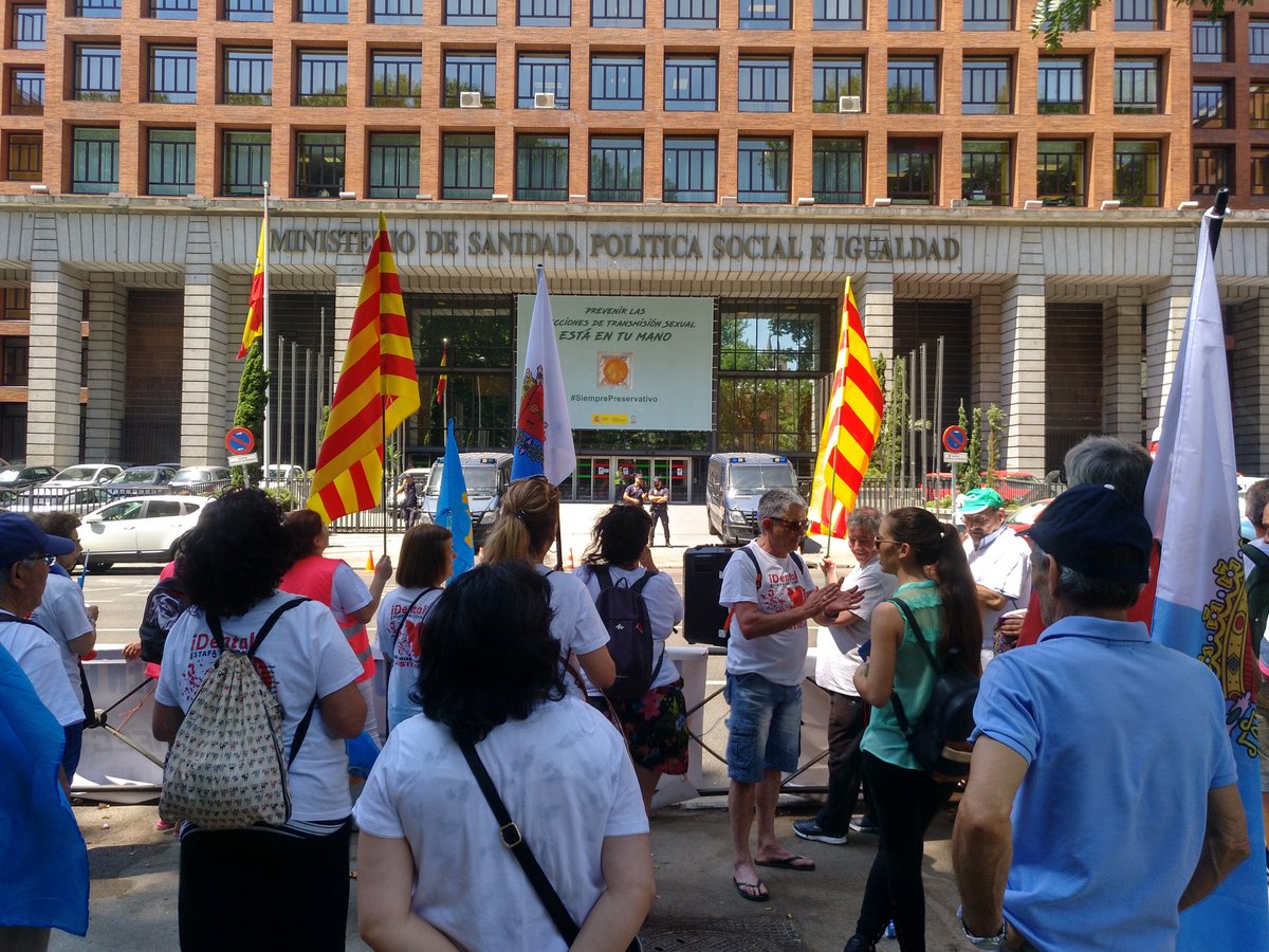 elpce's tweet image. Nuestro secretario general @ensanro y otras diputadas de #UnidasPodemos han acudido a apoyar a las 400 mil personas afectadas por la estafa de #iDental.

El Gobierno debe solucionar el problema creado por estos piratas-empresarios más allá de la vía penal. #IDentalEstafaNacional