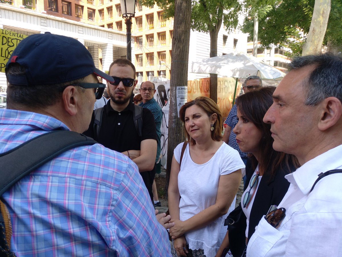 elpce's tweet image. Nuestro secretario general @ensanro y otras diputadas de #UnidasPodemos han acudido a apoyar a las 400 mil personas afectadas por la estafa de #iDental.

El Gobierno debe solucionar el problema creado por estos piratas-empresarios más allá de la vía penal. #IDentalEstafaNacional