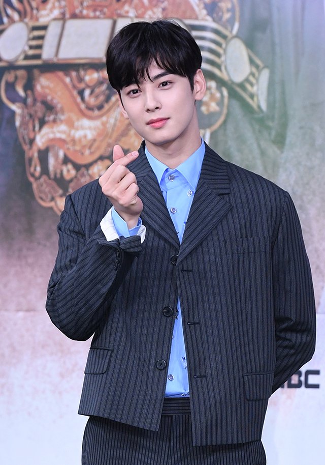 Photo】#シン・セギョン＆#チャ・ウヌ（#ASTRO）初共演！ドラマ「#新米