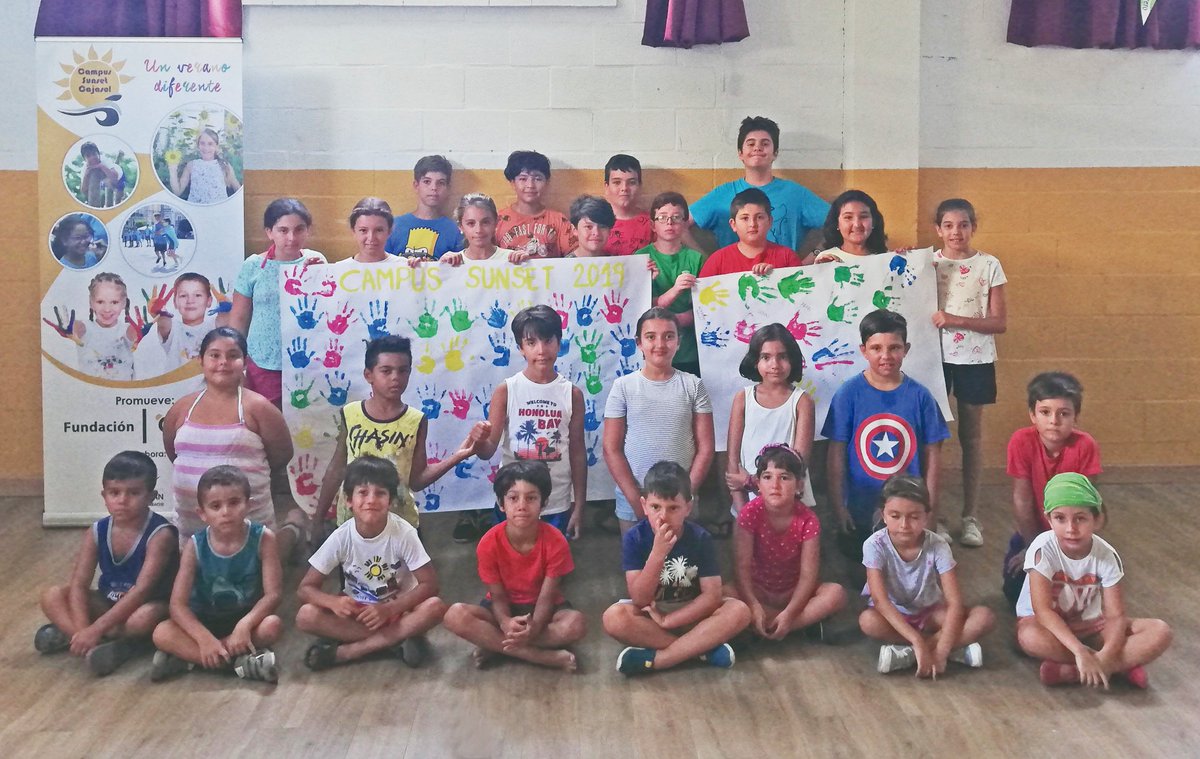 campusunset's tweet photo. Los participantes del #CampusSunset de #SanJuandeAznalfarache  se lo están pasando en grande en esta edición. Baños en la piscina municipal, manualidades, deporte y juegos tradicionales son solo algunas de las actividades que componen la programación

#CampusSunsetCajasol https://t.co/bfeL5MsjFS