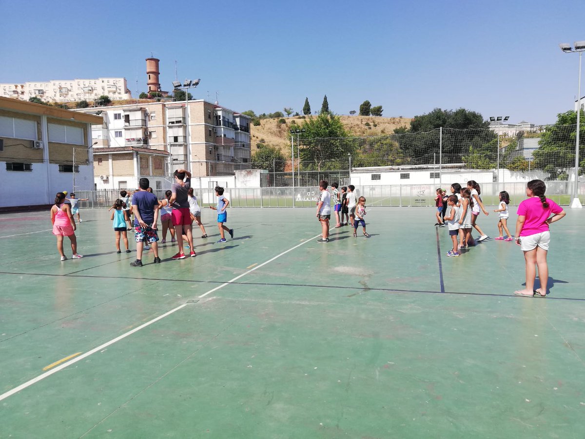 campusunset's tweet photo. Los participantes del #CampusSunset de #SanJuandeAznalfarache  se lo están pasando en grande en esta edición. Baños en la piscina municipal, manualidades, deporte y juegos tradicionales son solo algunas de las actividades que componen la programación

#CampusSunsetCajasol https://t.co/bfeL5MsjFS