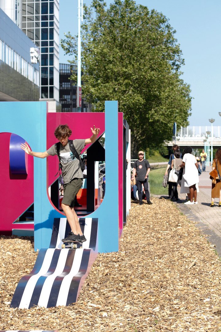 Vandaag, maar ook 21 augustus, 14 september &amp; 16 oktober: Ontdek de kunstwerken van Playstation Sloterdijk workshop voor kinderen. Je kunt de  kunstwerken natuurlijk ook individueel en als jongere oudere bekijken ;) nicenieuwwest.nl/2019/07/17/kin… #Amsterdam #Nieuwwest #Sloterdijk #Kunst