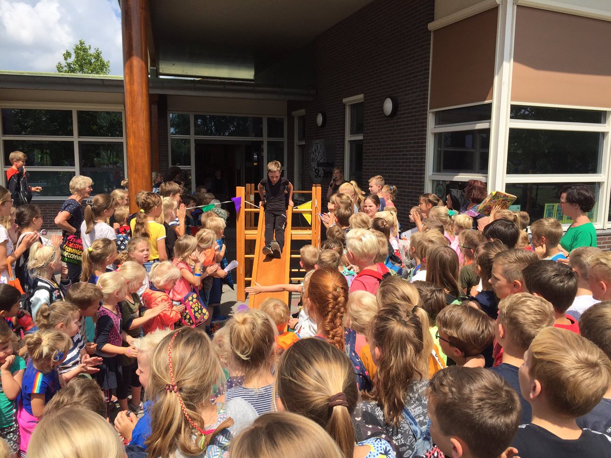 godfriednijs's tweet photo. Groep 8 wordt uitgezwaaid door de héle school 👋🏻👋🏻👋🏻👋🏻👋🏻👋🏻👋🏻👋🏻👋🏻👋🏻👋🏻👋🏻👋🏻👋🏻👋🏻👋🏻👋🏻 https://t.co/n95buMqtc7