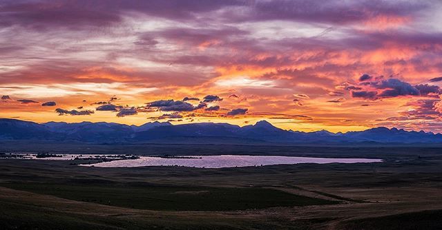 MontanaImgs's tweet photo. Sunset along the Rocky Mountain Front, Montana #Montana #bigskymontana #bigskycountry #rockymountains #rockymountainfront #sunset #landscapephotography #landscape_lovers #lastbestplace #killerview #myhappyplace https://t.co/0nKTXdApFR https://t.co/iIK62pCDyH