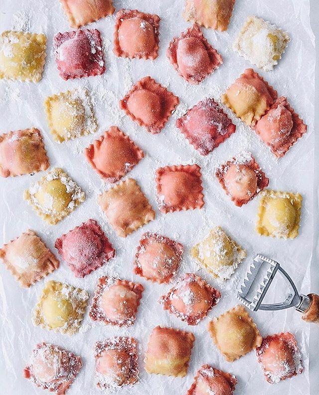 FraichementPr's tweet photo. Les raviolis maison façon aquarelle de @gramstoounces , notre inspiration #FraichementPresse du jour!

#homemadepasta #homemaderavioli #naturalfoodcoloring https://t.co/JkwM0adcSO https://t.co/mxbbctkw1B