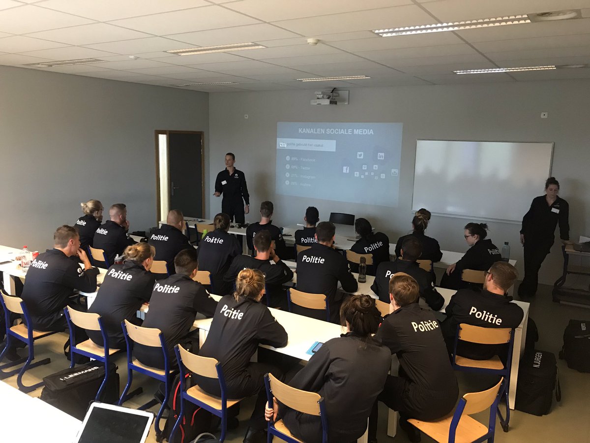 tim_deboeck's tweet photo. Leren van elkaar ... aspirant-inspecteurs @federalepolitie geven les in @CampusVesta aan hun klasgenoten over #socialmedia #copyright #privacy #rechercheren #instagram #facebook en zijn beveiligingsinstellingen #prom14 https://t.co/botHRKGfcs