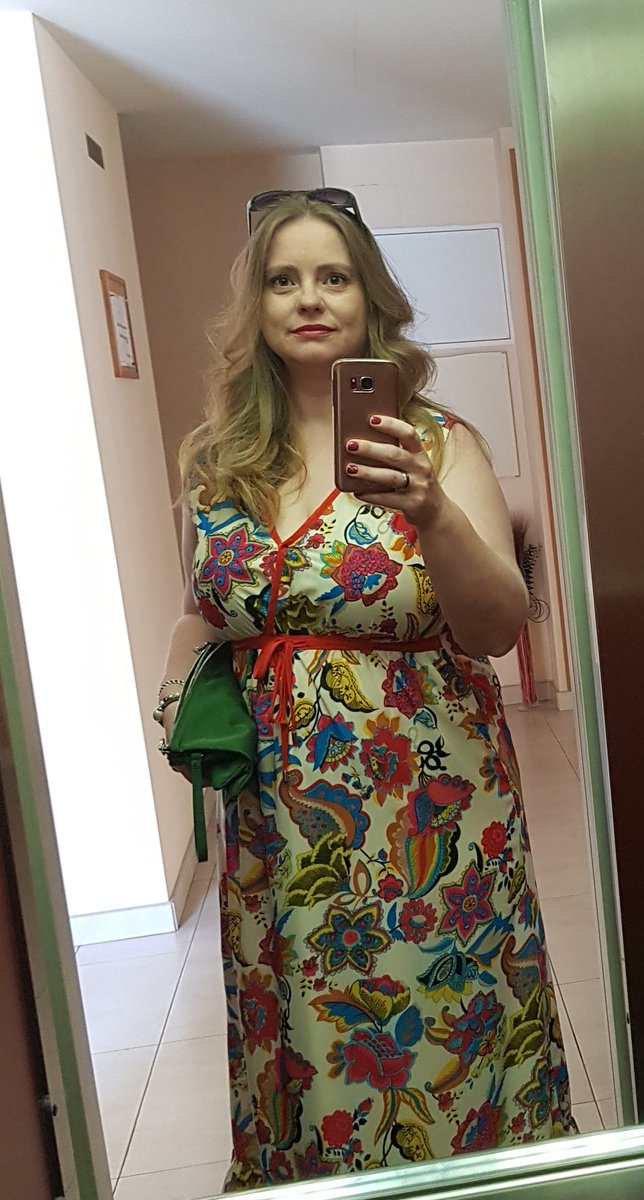 loira_mu's tweet image. De boda,para lo q es mi padre basta madre 😂😂😂😂
#vinotime