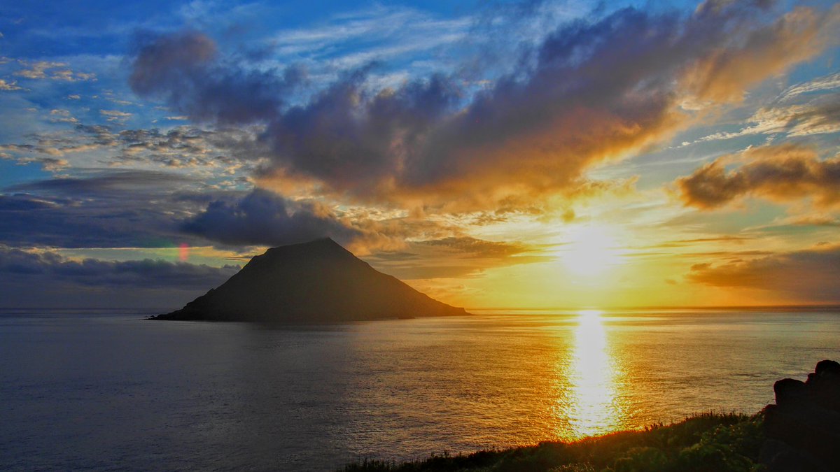 八丈島の夕暮れ…(17 Jul.) Dusk of Hachijo Is. 水平線日没はダメで