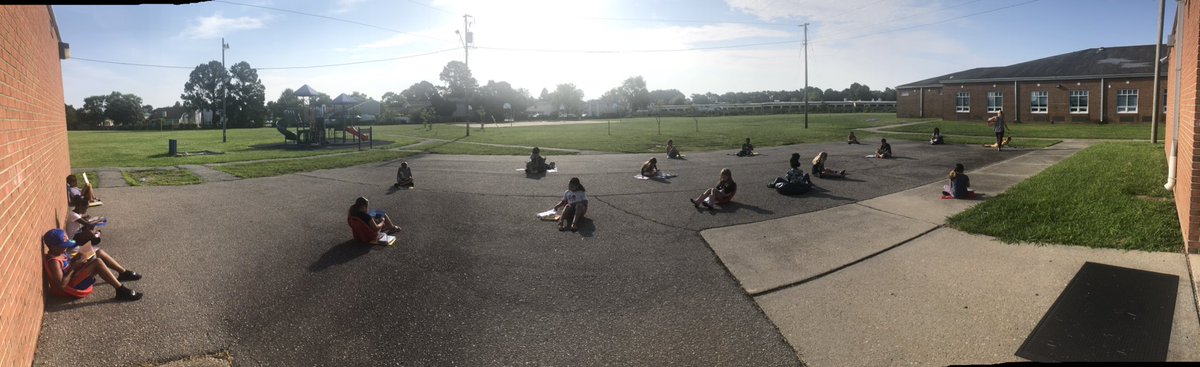 MsKelleysClass's tweet photo. Fun in the Sun at SummerFest! Some sun-filled reading this morning before it gets too hot outside! #HollandHuskies #SummerFest @MissWootenVBCPS @vbHolland https://t.co/fnGy67vyqM