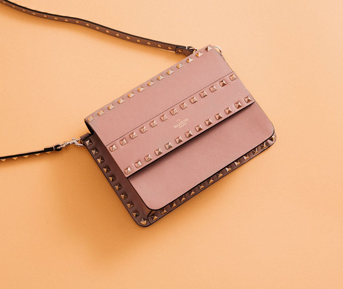 flannelsfashion's tweet photo. Not your average shoulder bag, add this @MaisonValentino number to your accessory collection: https://t.co/DOGamMujUM

#VALENTINO #ROCKSTUD #VALENTINOBAG #ROCKSTUDBAG https://t.co/AaO2q8ZkPZ