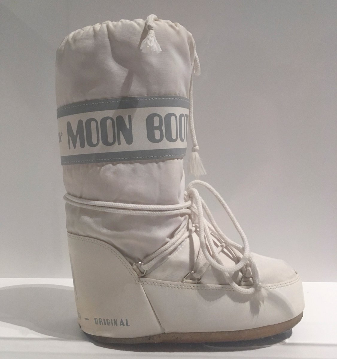 dc moon boots