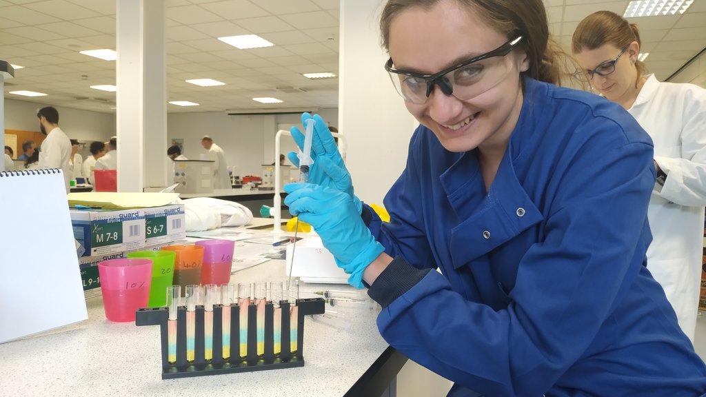 emanuel58117006's tweet photo. Have you ever seen someone so excited about sucrose gradients? Only at #UKEVSS19 #rainbow #colourfulscience #EVsrkool @LizzieDellar https://t.co/kjLueB3PgC