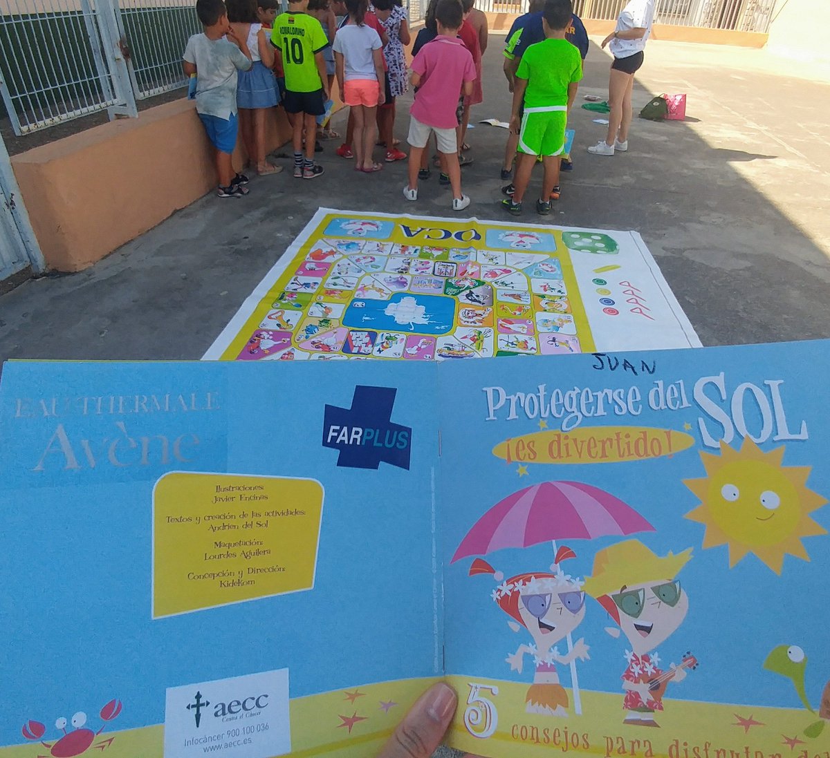 farplus's tweet photo. "Protegerse del sol es divertido" es la campaña que @AECCNavarra con la colaboración de @AveneEspana y @farplus imparte en piscinas en #Navarra Protege a los peques! #Fotoprotección #farplus #Verano #Piscinas #Playa #Monte #campamentos #Prevencioncancerpiel #AECC #cuidamosdeti https://t.co/dr17Qgc8mA