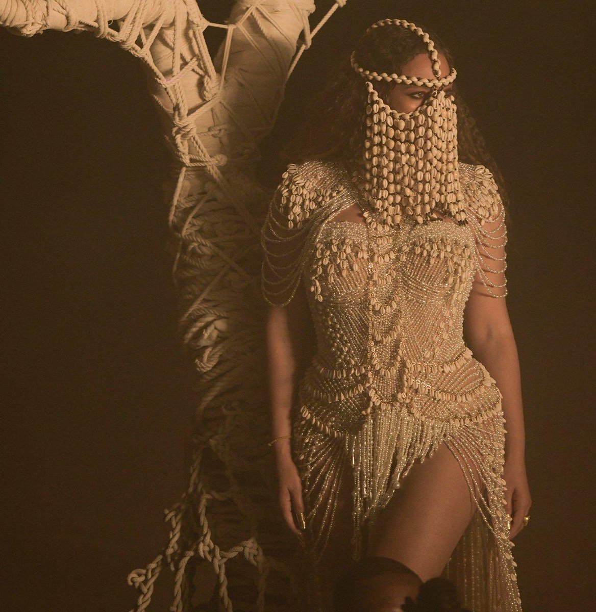 PopDiversidade's tweet photo. Um soco no estômago das pocs que praticam intolerância religiosa . 

Beyoncé teria se inspirado no Orixá  Oxum para algumas cenas do seu mais recente clipe de Spirit ! https://t.co/QUraoewLas