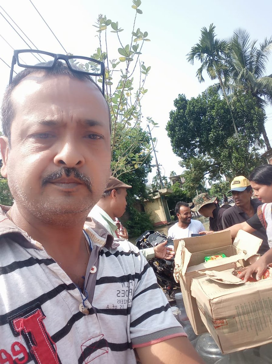 hnsdaysout's tweet photo. Helping out #RSSrelief #mohanbhagwat #AssamMangaldaiflood2019 @AmitShah @SarbanandaSonowal @HimantaBiswaSharma @ndmaindia @mrinalkn https://t.co/SwaxOdqAkR