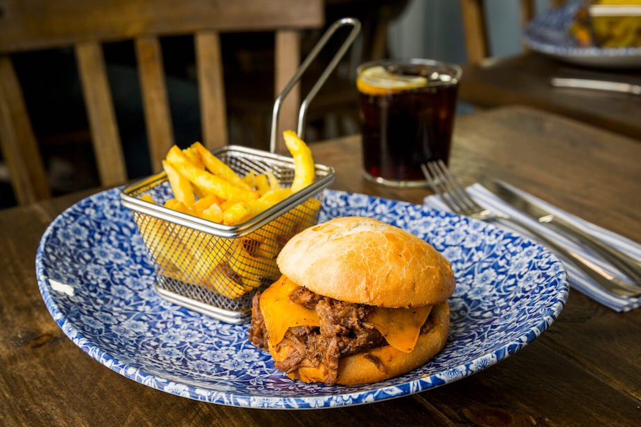 ¿Quereis echarle un vistazo a vuestra próxima cena? 👉 fitzburger.es La hamburguesería elegida para ser el premio de la #RAVEMETEOR de #MeteorSquad es: #FitzBurguer 🍟¿Hay hambre?🍔