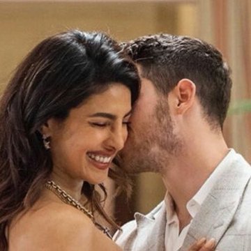 Desiree_R2's tweet photo. the last day before #priyanka's birthday.🥳 Today with four of a thousand beautiful photos of the sweet couple💑 
It was a nice  countdown #18DaysOfPC 👏
I hope the two celebrate together nicely🙏 #PCJBirthdayLove https://t.co/FXiIBUrmMQ