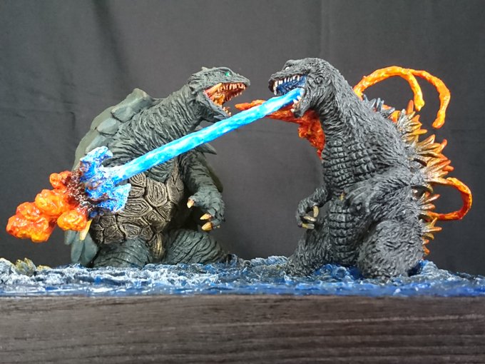 ゴジラ対ガメラの作品紹介に沢山のいいねとRTを頂き、ありがとうございました?

振り返ってみると、夢の対決の立体化構想は3年前からあったようで(あとはラクガキと今回用に描いたポーズの参考)、GMKとG3の対決は、最初から考えていたみたいです。

感慨深いな～。 