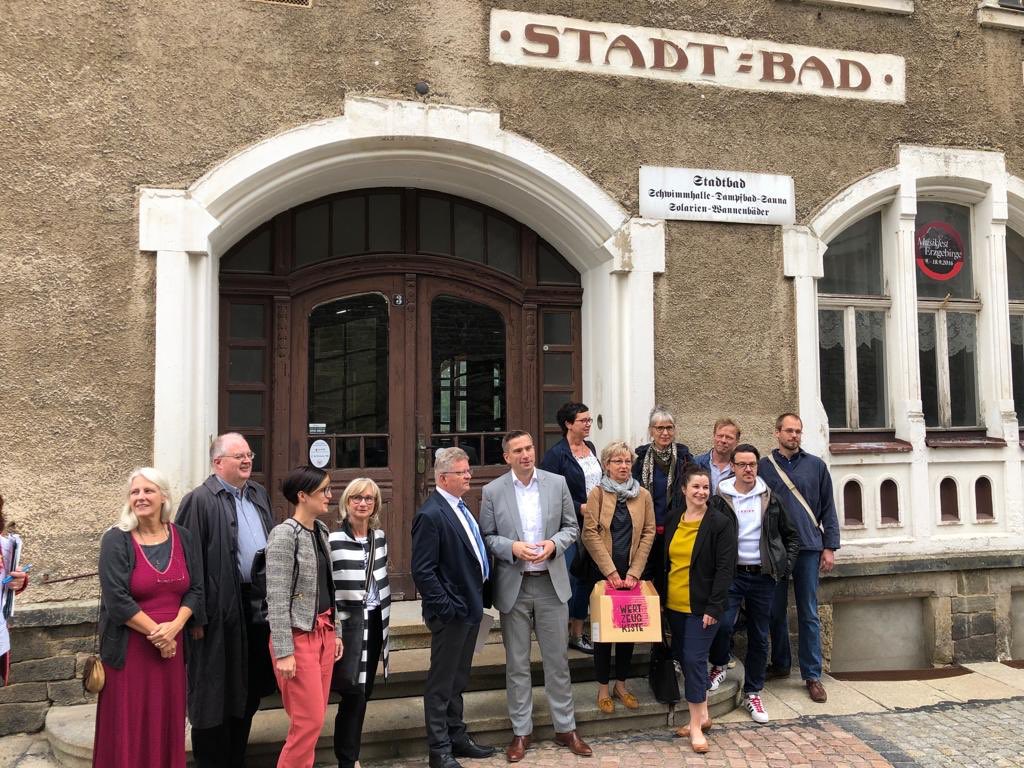 SMWA_SN's tweet photo. Mehr Mut zum Erfolg! Das wünschen sich die Kreativen von ihren Wirtschaftspartnern im #Erzgebirge. Minister @MartinDulig bestärkt die Branche in ihrer Funktion als #Mutstifter und ruft i.R.d. #Kreativtour auf, gemeinsam Zukunftstrategien zu entwickeln. @SMWA_SN @WirtschaftImERZ https://t.co/k0bSn1dhRz