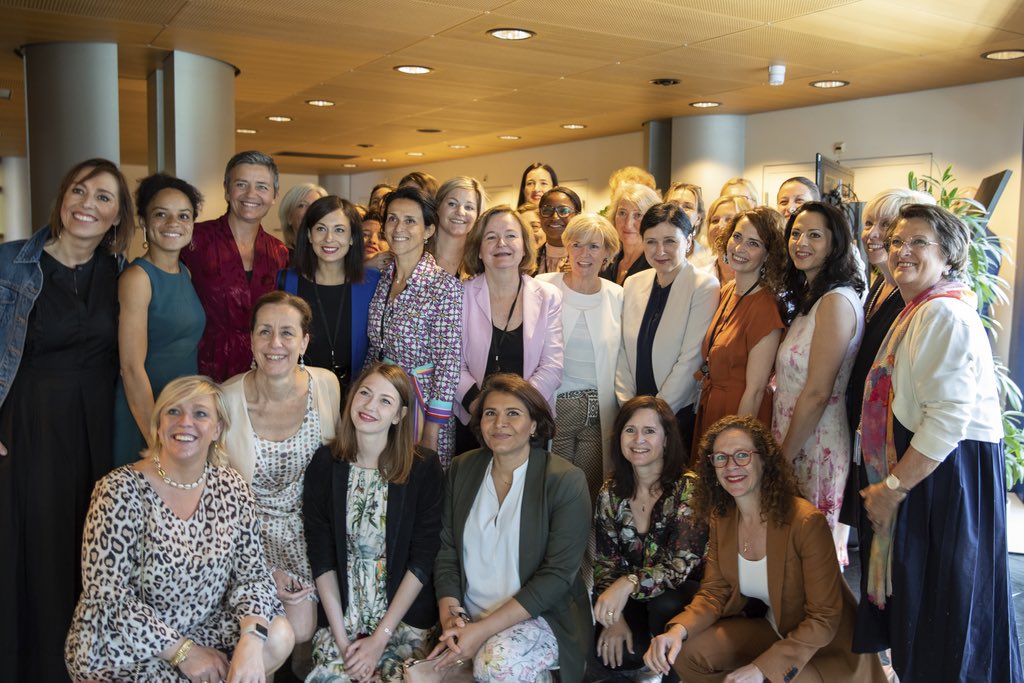 vestager's tweet photo. Wonderful to be with the @RenewEurope women - such a force for change: Experienced & skilful, dedicated & dreaming #NowItsForReal
@VeraJourova @Bulc_EU @SophieintVeld https://t.co/BGhmT40g7Q