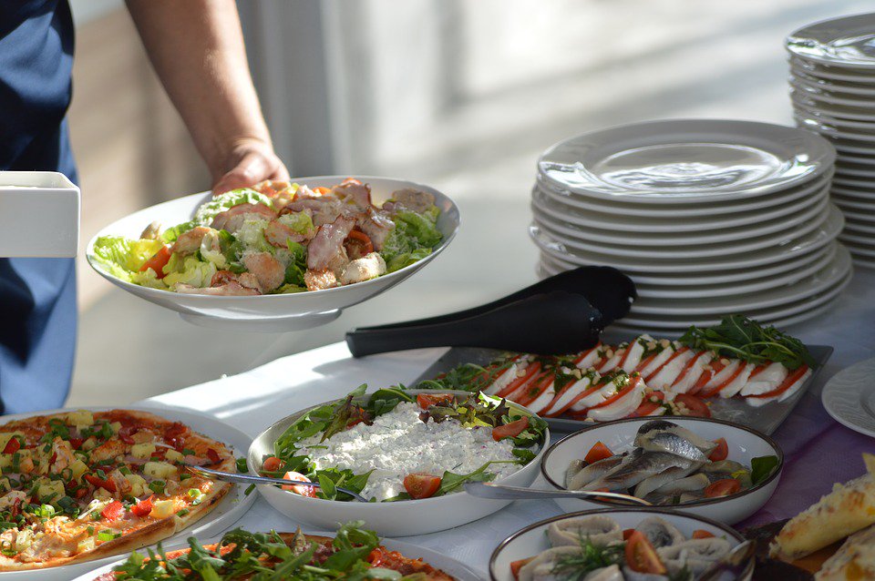 ShoutOutSafety's tweet photo. Going to a wedding? A BBQ? Fancy going back to the buffet?

Here are 5 foods to avoid this summer.

https://t.co/ApsaLCEMD2

(and why all temporary catering staff need a Level 2 certificate...) https://t.co/7gCYQoRP9J