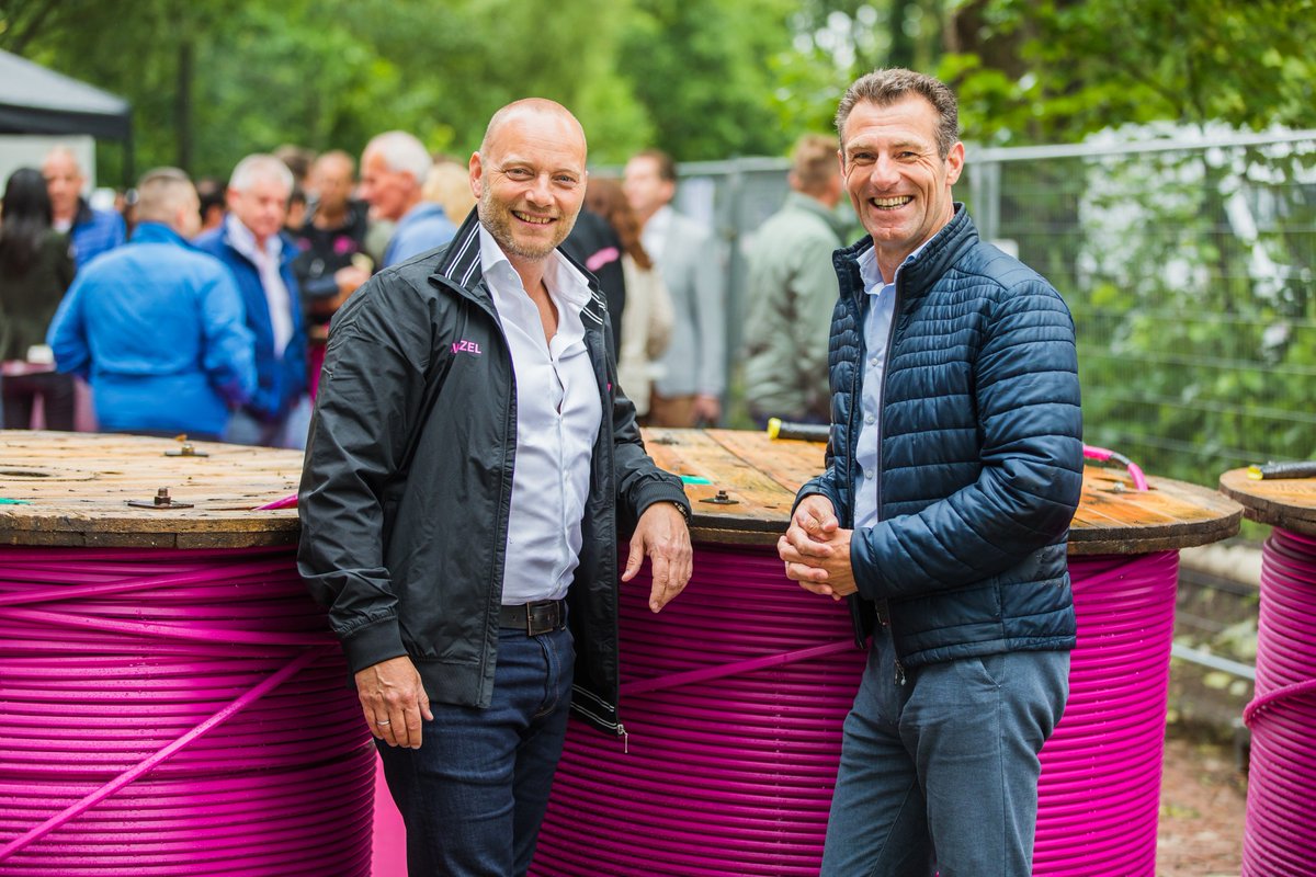 De aanleg van T-Mobile's eerste #glasvezelnetwerk in Nederland is volop in gang. Wij vroegen 7 vragen over dit project en het partnership aan de CEO van T-Mobile, Søren Abildgaard, en onze eigen CEO Wido van de Mast. Lees het hier: vwtelecom.com/nl/nieuws/deta… #totalconnectivity #fttx