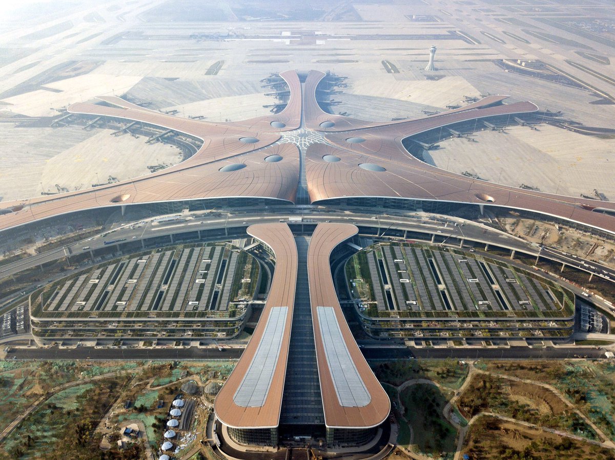 TopNewsFamily's tweet photo. Mientras tanto en China, han construido en Pekín 5 mil 285 estaciones para la red digital #5G, ubicadas en las zonas centrales urbanas de la ciudad, cercanas al nuevo aeropuerto, y a los lugares para los #JuegosOlímpicos de Invierno de 2022. #TOPmundo https://t.co/B5hZOmW6uv