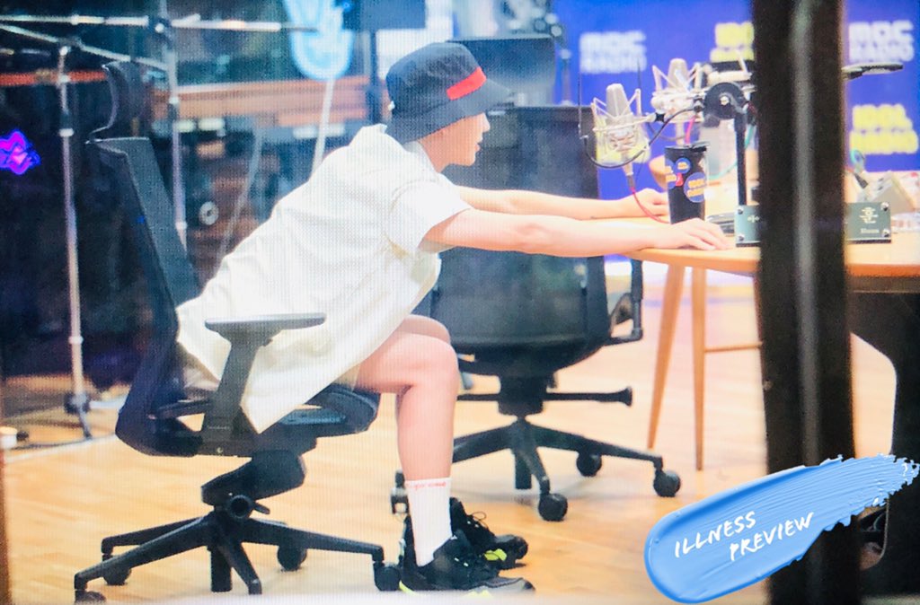 1LLN2SS's tweet photo. 190717 아이돌 라디오 프리뷰

와기 쭉쭉이 체조중

#비투비 #정일훈 #일훈 #아이돌라디오 @BTOB_ILL https://t.co/fBtGBKLIkt