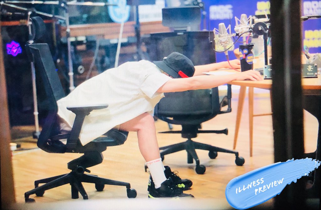 1LLN2SS's tweet photo. 190717 아이돌 라디오 프리뷰

와기 쭉쭉이 체조중

#비투비 #정일훈 #일훈 #아이돌라디오 @BTOB_ILL https://t.co/fBtGBKLIkt