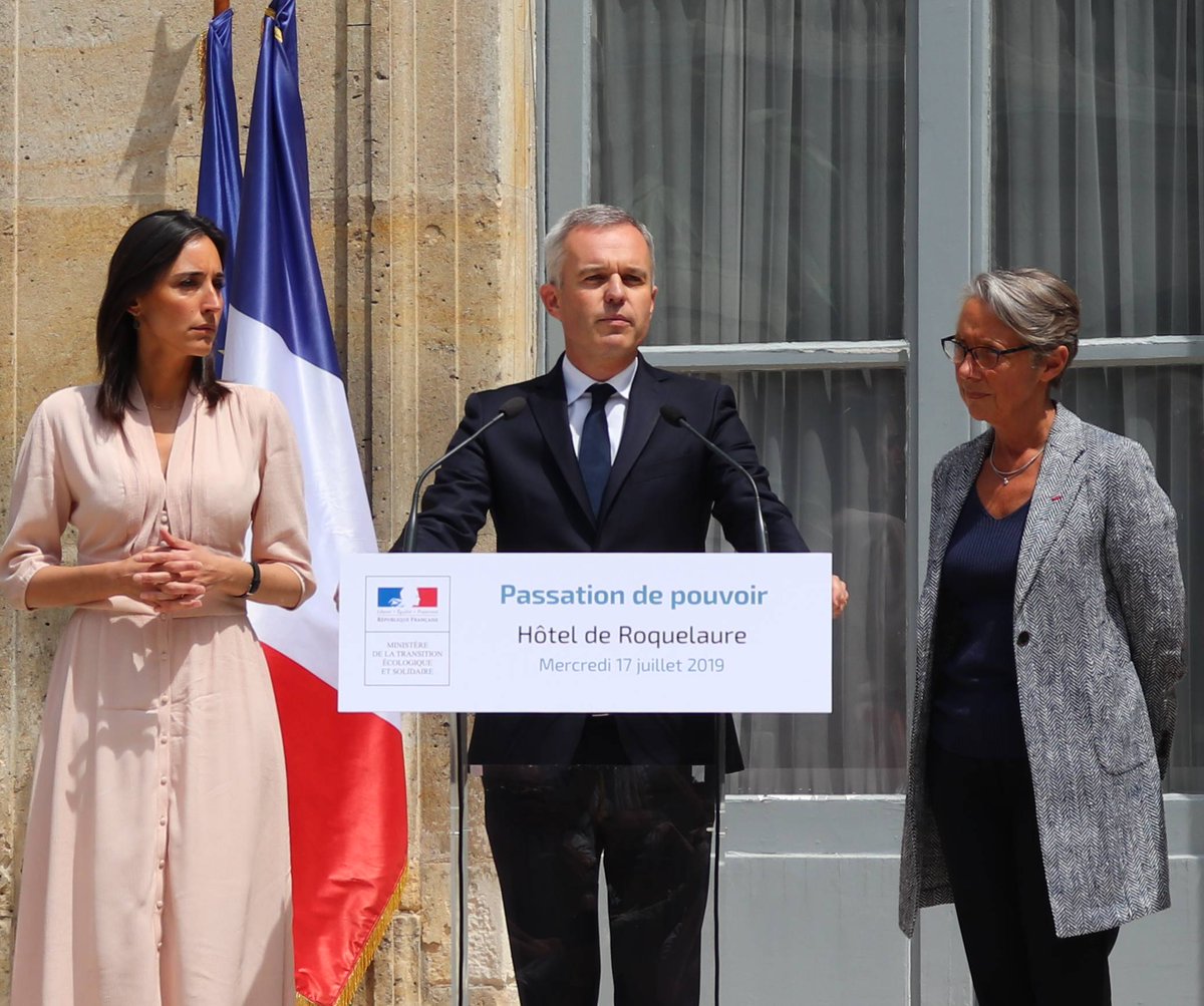 revue_CFP's tweet photo. Passation de pouvoir au @Min_Ecologie : @Elisabeth_Borne remplace @FdeRugy au pied levé, puisqu'elle défendra cet après-midi le projet de loi énergie climat devant le @Senat #TransitionEcologique https://t.co/RR03yalAaj