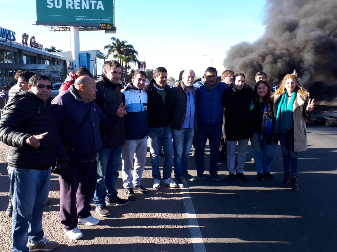 #Ahora
📌 Estamos en 511 y Centenario acompañando a los trabajadores y trabajadoras de la Coop. Union Papelera Platense en su justo reclamo.
Quieren trabajar!! Necesitan una solución por parte de Camuzzi y el Estado Provincial.
#ConLosTrabajadoresNO