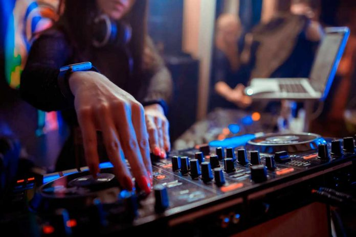 SweetHonesty_DJ's tweet photo. #17Jul | Vente Venezuela y entérate sobre lo bueno, lo malo y lo fácil o difícil de algunas cosas:
 
🎧 los nervios, 
🎧 la ansiedad, 
🎧 los equipos para pinchar, 
🎧 las tecnicas de mezcla, 
🎧 como leer la pista, 
🎧 como conseguir acelerar al público

#FelizMiercoles https://t.co/N7MtYNbywA