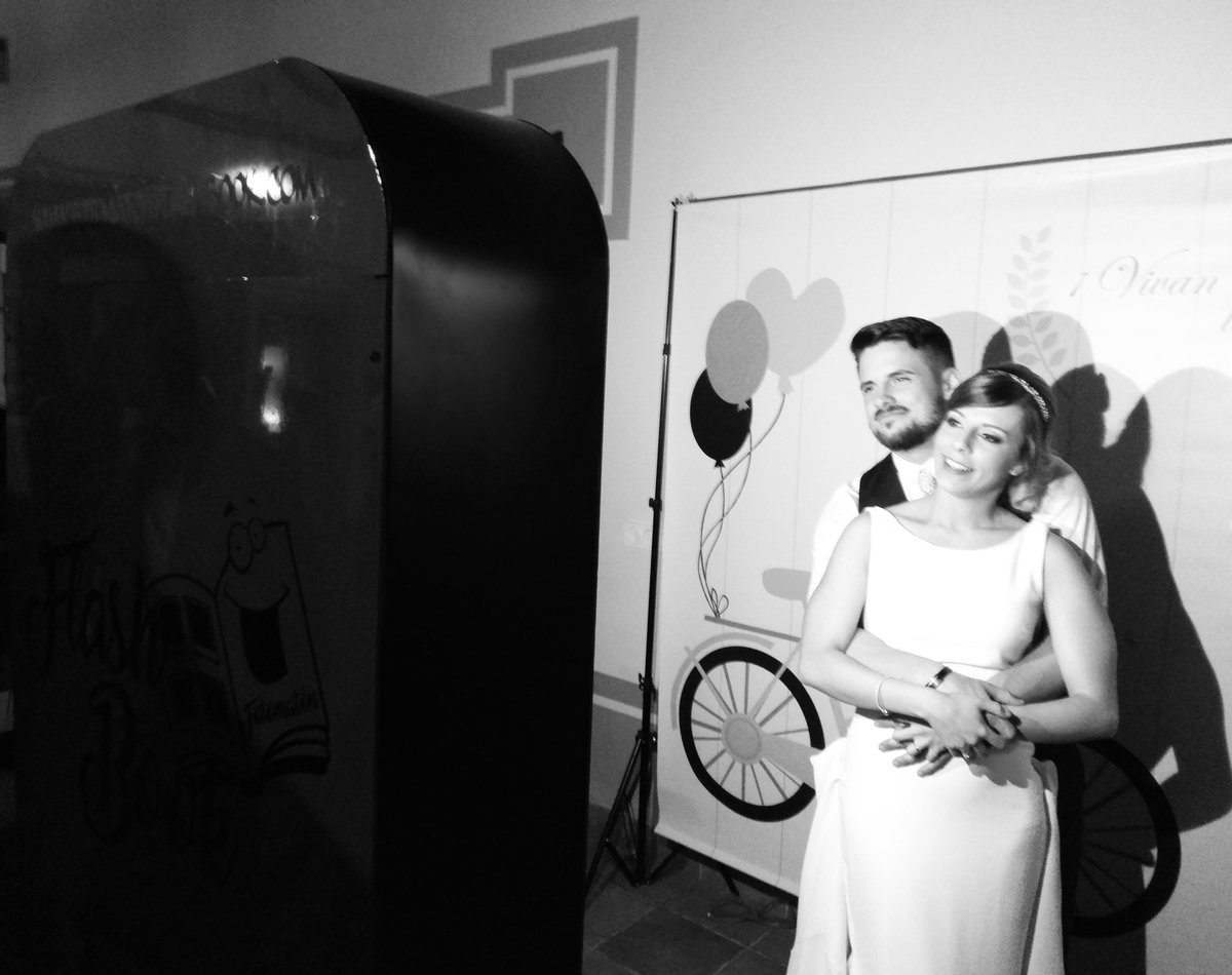 FlashBookFotoma's tweet photo. Fotomatón FlashBook
#fotomaton #fotomatonflashbook #flashbook #fotomatonboda 

https://t.co/aKdFGnqUWA https://t.co/4VpnxcTYgT