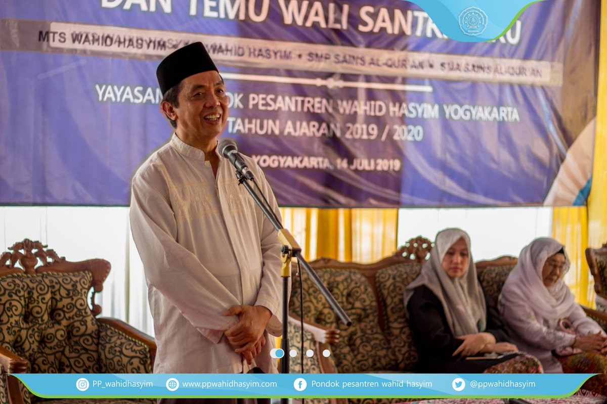 ppwahidhasyim's tweet photo. KH.Jalal Suyuti beserta Ibu Nyai Hj. Nelly Umi Halimah Pengasuh Pondok Pesantren Wahid Hasyim menyambut kedatangan santri baru tahun ajaran 2019/2020.
Ahad, 14 Juli 2019 https://t.co/W3JluM2CSa