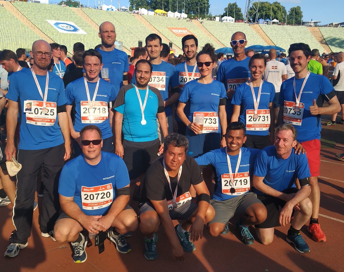 Team IntraFind im Ziel des #b2runmunich im Gedenken an unseren lieben Kollegen <a href="/BigEasyMuc/">TheBigEasy</a>- wir sind stolz auf euch! 
🎖️💪🏆
#B2run #togetherwearestrong #bestteam #teamspirit #missyouRalf