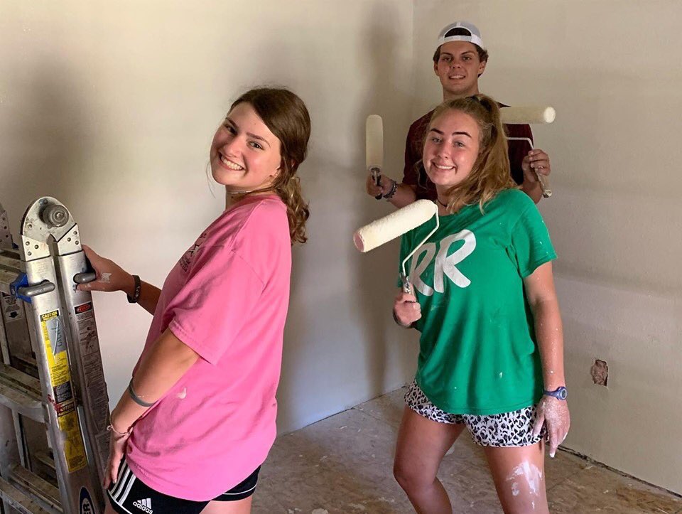 M_squaredBuell's tweet photo. Rhett and his church friends are working hard in the Oklahoma City area. This is always one of the highlights of his year. Col. 3:23 #forthegloryofGod #servantsheart #missiontrip #concordia #nextstepministries #nosmartphone https://t.co/IQqRisxfyX
